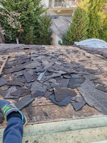 Zsindelyes tető bontása